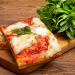 la Pizza, uno dei nostri prodotti più famosi e di qualità, realizzata con un impasto leggero, e farine miscelate.